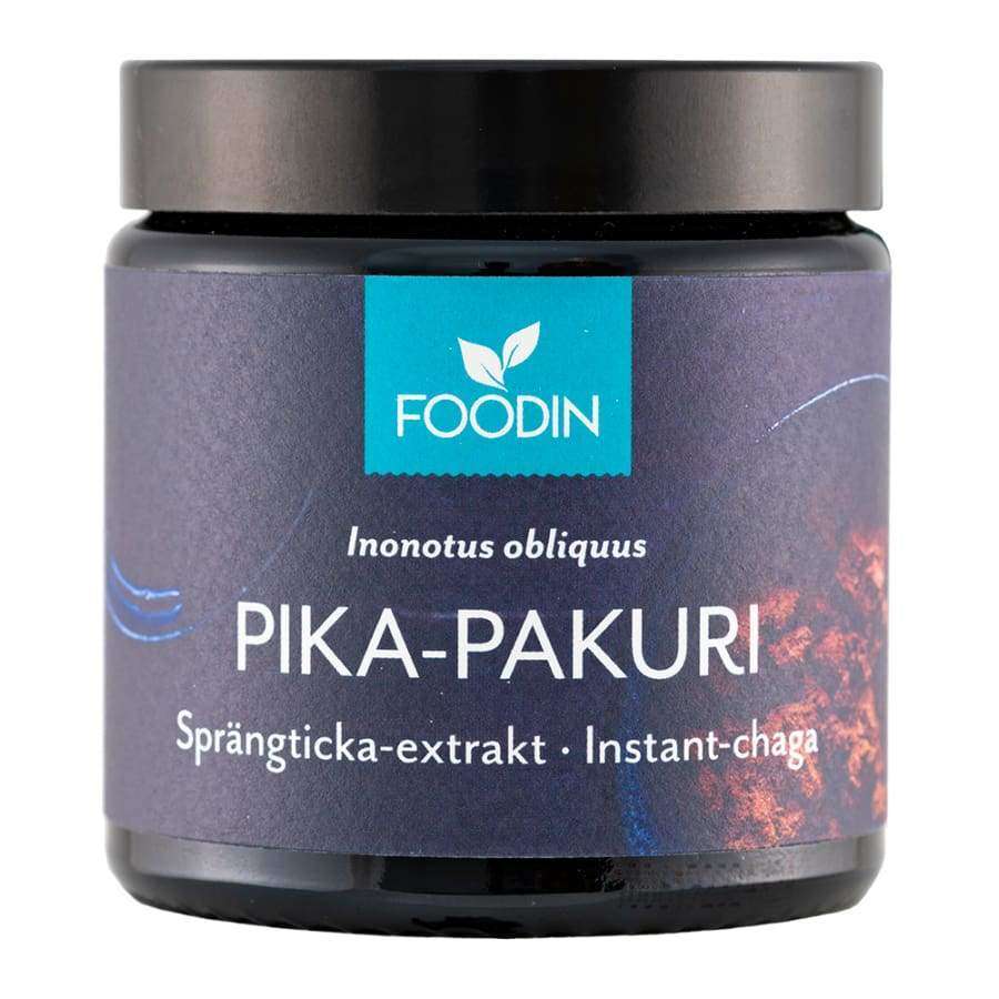 FOODIN PIKA-PAKURI; tumma, lieriömäinen purkki, musta mattapintainen kierrekorkki; etiketissä teksti pakurikäävän (Inonotus obliquus) tehouutteesta suomeksi ja englanniksi; selkeää valkoista ja kultaista groteskitekstiä tummalla pohjalla; vaalea tausta, ei ihmisiä tai esineitä; tuote kuvattu suoraan edestä silmän korkeudelta.
