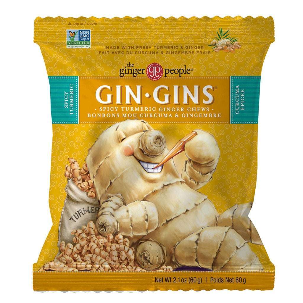 The Ginger People Gin Gins Chews Turmeric; keltainen pussi kuvituksena hymyilevä inkiväärijuurihahmo kuppi kädessään; pakkaus muovia kiiltäväpintaisena suorakulmaisen muotoisena, lihavoitu groteski- ja serifiteksti "Spicy Turmeric Ginger Chews"; pussissa kuvia inkivääri- ja kurkumapaloista; valkoinen tausta, tuote suoraan edestä kuvattuna.