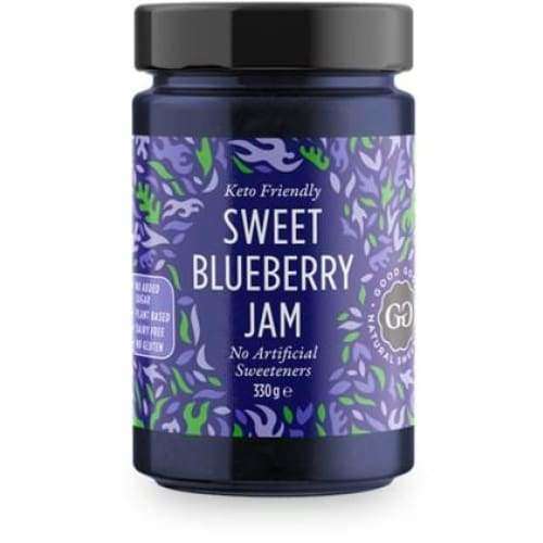 Good Good Keto Mustikkahillo; purkki tekstillä "Sweet Blueberry Jam" violetilla ja sinisellä etiketillä; lasipurkki kierrekannella, sisältö 330 g; koristeellisia lehtikuvioita painettu mattaetikettiin, jossa lukee "Sweet Blueberry Jam", "Keto Friendly", "No Artificial Sweeteners", "330g"; etikettitypografia lihavoitua groteskia; tuote neutraalilla taustalla, suoraviivainen tuotekuva; keto-ystävällinen ja ilman keinotekoisia makeutusaineita.