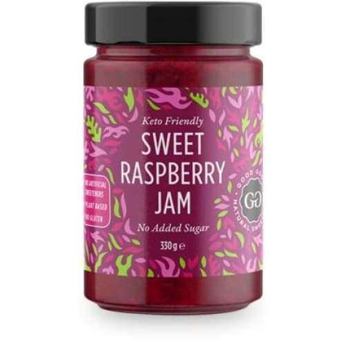 Good Good Keto Vadelmahillo; lasipurkki vadelmahilloa, kiiltäväpintainen ja lieriömäinen, metallinen kansi; etiketti violetti ja vihreä, luettavissa "Keto Friendly", "Sweet Raspberry Jam", "No Added Sugar", hedelmäkuvituksin; kirjasintyyli selkeä ja groteski; tuotteen paino 330 grammaa; tausta ja ympäristö eivät näy kuvassa.