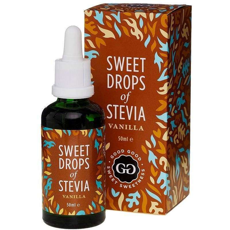 Good Good Steviauute Vanilja; 50 ml tiputinpullo ja rasia tekstillä "Sweet Drops of Stevia Vanilla", värikäs ruskea, sininen ja oranssi lehtikuviointi; molemmissa Good Good Sweet Sweetness -logo; pullo kiiltäväpintainen mustalla korkilla, rasia suorakulmainen ja mattapintainen; etikettitypografia lihavoitua groteskia; tausta valkoinen, ei ihmisiä tai käsiä kuvassa.