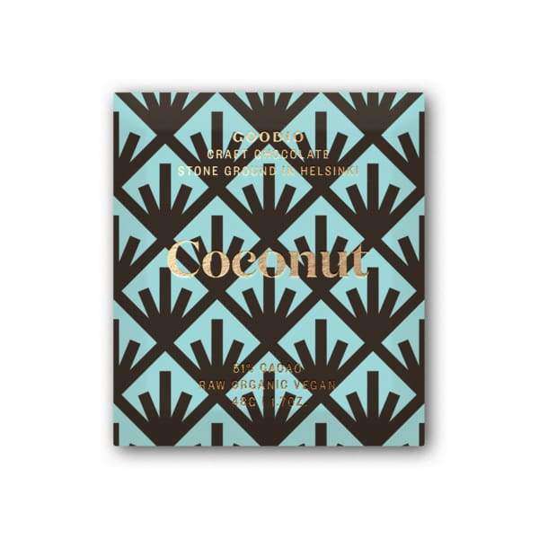 Goodio Luomu Coconut Raakasuklaa 51 % -suklaapatukka; neliömäinen, mattapintainen käärepaperi geometrisella sinisellä ja mustalla kuviolla; kultaisella päätekirjasimella teksti "Goodio Craft Chocolate, Stone Ground, Helsinki. Coconut. 51% Cacao, Raw Organic Vegan, 49g (1.7oz)"; lähikuva neutraalia taustaa vasten, ei ihmisiä tai toimintaa näkyvissä.
