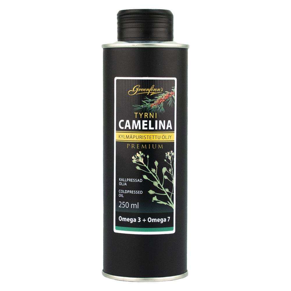 Greenfinns Tyrni-Camelinaöljy, 250 ml; musta metallinen pullo mattapintaisena ja suorakulmaisena, kuvituksena kasviaiheita; teksti korostaa Omega 3- ja Omega 7 -rasvahappoja kultaisin ja vihrein tehostevärein; kirjasin selkeä ja moderni, osittain lihavoitu; ei ihmisiä tai käsiä; valkoinen tausta, keskitetty tuotekuva.