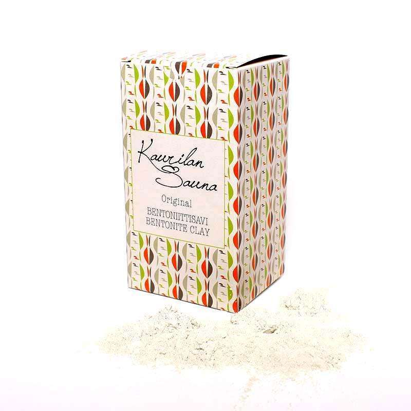 Kaurilan Sauna Bentoniittisavi; värikäs pakkaus tekstillä "Kauvilan Sauna Original Bentoniittisavi Bentonite Clay" pystyssä, vieressä pieni kasa luonnollista bentoniittisavijauhetta valkoisella taustalla; pakkaus suorakulmaista pahvia mattapintaisena monivärisin painatuksin; selkeä moderni groteskikirjasin; ei ihmisiä tai käsiä, suoraviivainen tuotekuva.