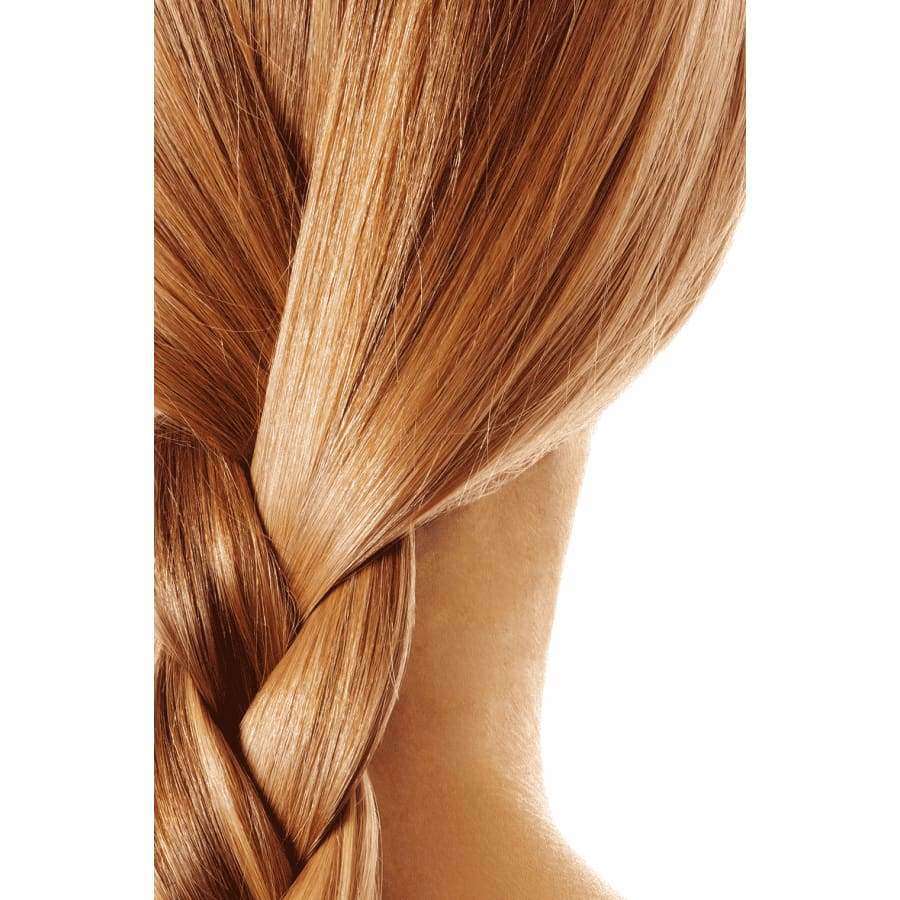 Khadi Kasvihiusväri Medium Blonde; lähikuva henkilön takaraivosta, suora vaaleanruskea tukka siististi letitettynä valkoista taustaa vasten, korostaen tukan sileää tekstuuria ja huoliteltua muotoilua; ei pakkausta tai etikettejä näkyvissä; ei tekstiä, käsiä tai muita esineitä; hiukset tasaisesti aseteltuina yhtenä lettinä; asetelma minimalistinen, korkea valon kontrasti valkoista vasten.