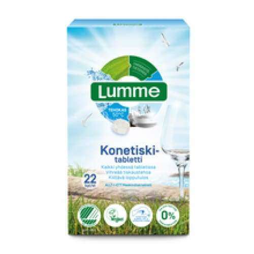 Lumme Konetiski-tabletti; suorakulmainen pakkaus vihrein ja valkoisin sävyin, ympäristömerkkikuvakkeita ja luettavaa suomenkielistä tuotenimeä lihavoidulla groteskifontilla; kaksi kirkasta viinilasia pystyssä lähellä pakkausta; kuvattu ulkona kirkkaassa luonnonvalossa epätarkkaa taustaa vasten.