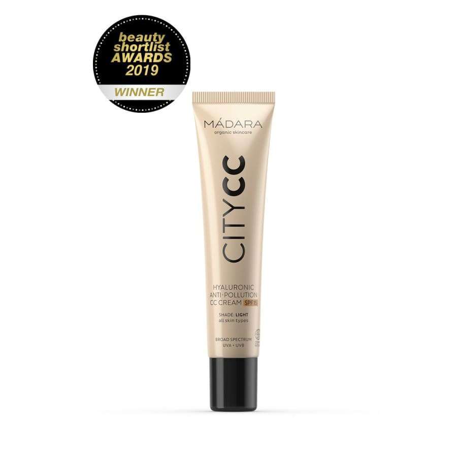Beige tuubi, jossa lukee "MÁDARA CITYCC Hyaluronic Anti-Pollution CC Cream SPF15", pystyssä ja Beauty Shortlist Awards 2019 -voittajamerkki vasemmassa yläkulmassa; tuubi mattapintainen ja sylinterimäinen kapenevalla kärjellä; etiketin teksti tekstausvapaata, suuraakkosin valkoisella ja mustalla; tausta vaalea, ei rekvisiittaa tai ihmisiä näkyvissä; tiivis tuotekuva.