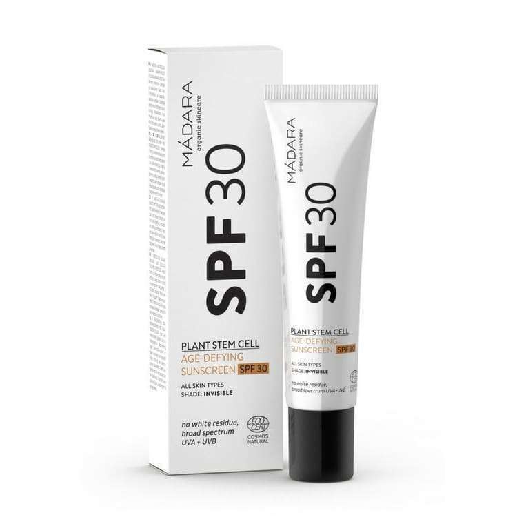 Madara Plant Stem Cell Age Defying SPF30 Aurinkovoide kasvoille -tuubi pystyssä yhteensopivan valkoisen suorakulmaisen laatikon edessä; molemmissa tekstausvapaata tekstiä: SPF 30, kasvisolut, laajakirjoinen UVA+UVB, kaikille ihotyypeille, ei valkoista jäämää; tuubi sylinterimäinen läppäkorkilla ja mattapinnalla; pakkaus mattapintaista pahvia; tausta vaalea, ei ihmisiä näkyvissä.