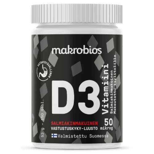 Makrobios D3-vitamiini 50 mikrog Salmiakki; Makrobios D-vitamiini -purkki, 50 mikrogrammaa, mustavalkoinen etiketti ja suomenkielinen teksti, harmaa kierrekorkki; valmistettu Suomessa, sisältää 53 grammaa eli 150 kapselia; pakkaus lieriömäistä muovia mattapinnalla, lohkomaista groteskityyppiä etiketissä; ei ihmisiä tai käsiä; vaalea tausta.