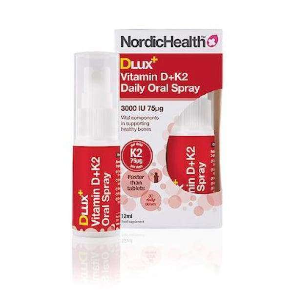 Dlux Vitamin D+K2 Daily Oral Spray -pullo Nordic Healthilta pakkauksensa vieressä; pullo valkoinen kiiltäväpinnalla, suihkesuutin ja värikkäitä etikettitekstejä; laatikossa lihavoitua tekstausvapaata typografiaa selkeästi mainiten D- ja K2-vitamiinit; tausta valkoinen; ei ihmisiä tai käsiä näkyvissä kuvassa.