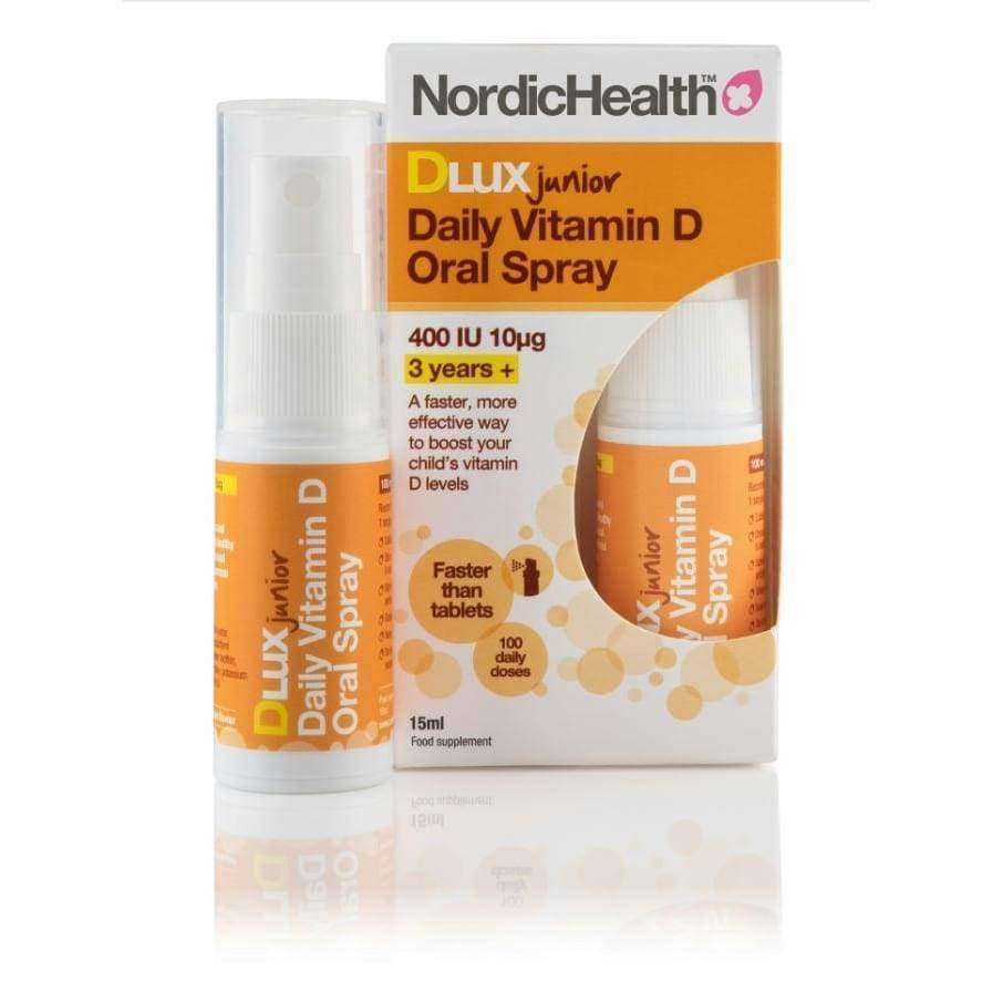 Nordic Health Dlux Junior D-vitamiinisuihke -pullo ja pakkaus, valkoinen muovi pumppusuihkukorkilla, keltaiset korostukset; sininen-keltainen groteskiteksti, 400 IU, yli 3-vuotiaille