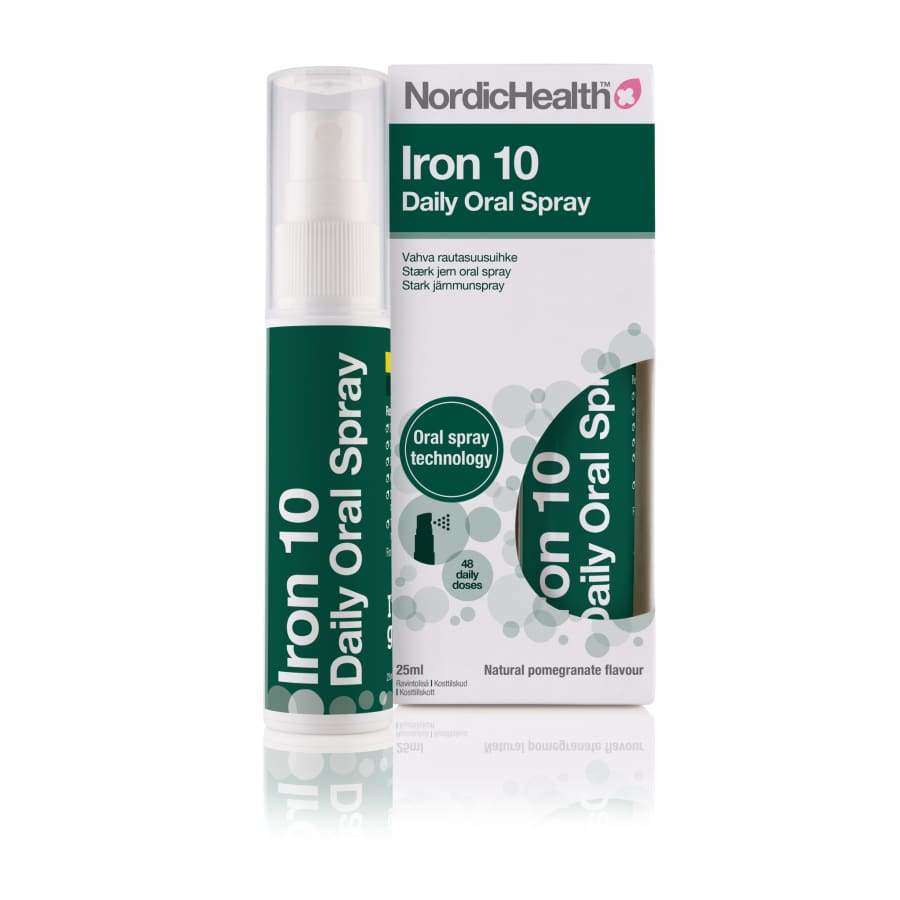 NordicHealth Iron 10 Daily Oral Spray; pullo ja rasia; etiketti vihreä, valkoista tekstiä, mattapinta; rasia suorakulmainen, mattapintainen, valkoisia molekyyligrafiikoita; rasiassa mainitaan "Oral spray technology" ja "natural pomegranate flavour"; ei ihmisiä, neutraali tausta, tavanomainen tuotekuva.