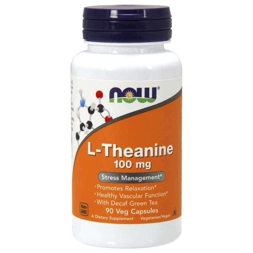 NOW L-Theanine 100 mg, 90 kasviskapselia; valkoinen, mattapintainen muovipullo, lieriömäinen, oranssit korostukset etiketissä; tuotenimi mustalla ja oranssilla lihavoidulla groteskifontilla; etiketissä mainitaan non-GMO, vegaaninen/kasvispohjainen koostumus sekä stressinhallintaväittämät; valkoinen kierrekorkki; vaalea tausta, ei ihmisiä.