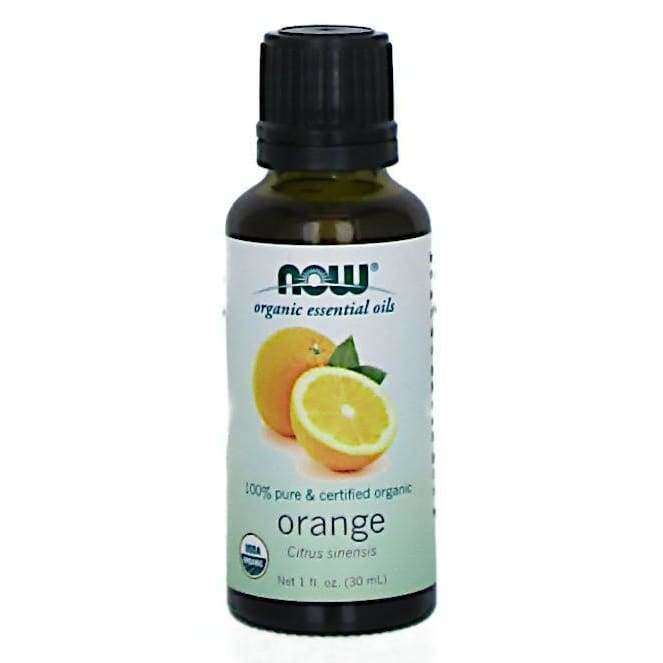 Now Foods Luomu Appelsiiniöljy -pullo, ruskea lasi, musta muovikierrekorkki, mattaetiketti; oranssi teksti "orange", logokuva ja värillisiä appelsiini- ja sitruunailluustraatioita, 30 ml
