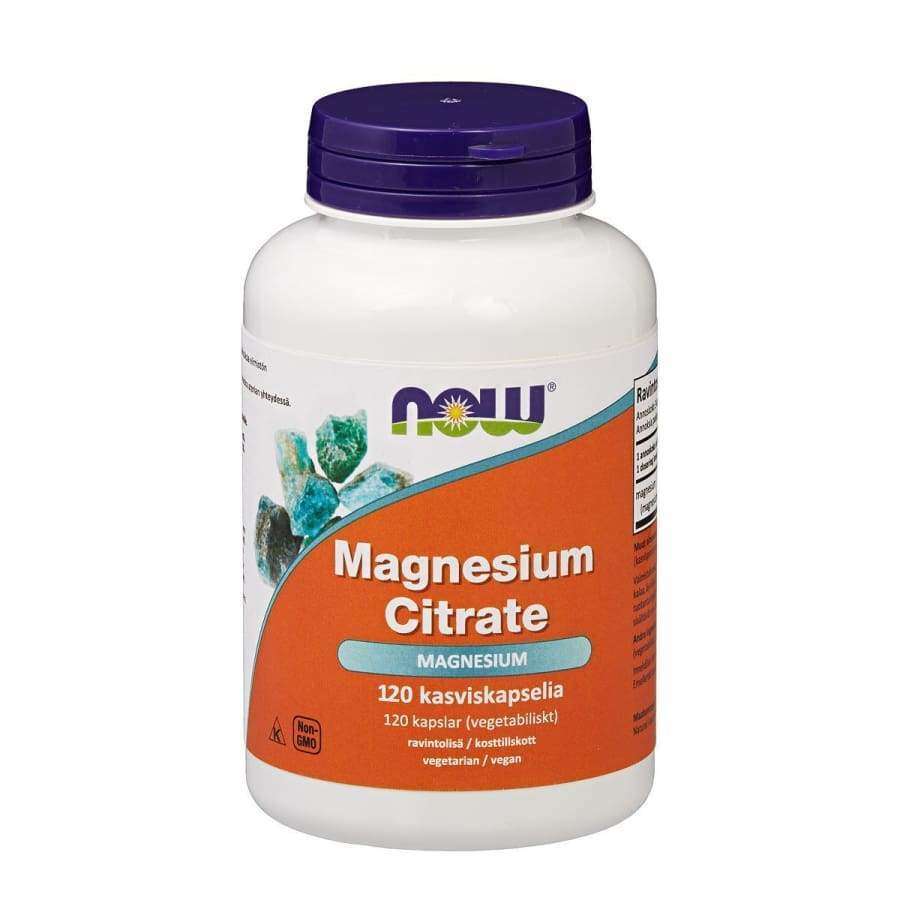 NOW Magnesium Citrate -purkki; valkoinen pullo violetilla, uritetulla muovikorkilla; kiiltäväpintainen ja sinetöity sylinterimäinen pullo; oranssi-valkoisessa etiketissä kivennäisainegrafiikkaa ja lihavoitua tekstausvapaata kirjasinta, teksti kertoo 120 kasvisperäisestä magnesiumsitraattikapselista; kuvattu yksiväristä taustaa vasten ilman ihmisiä tai käsiä.