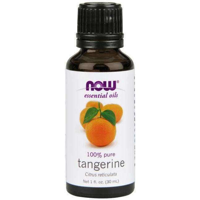 NOW Mandariiniöljy -eteerinen öljy, 1 fl. oz. (30 mL); ruskea, sylinterimäinen ja kiiltäväpintainen pullo muovisella kierrekorkilla; etiketissä lihavoitua violettia tekstiä "NOW", teksti "100% pure tangerine" sekä kuva mandariineista; pullo seisoo pystyssä valkoista taustaa vasten, ei ihmisiä tai muita esineitä.