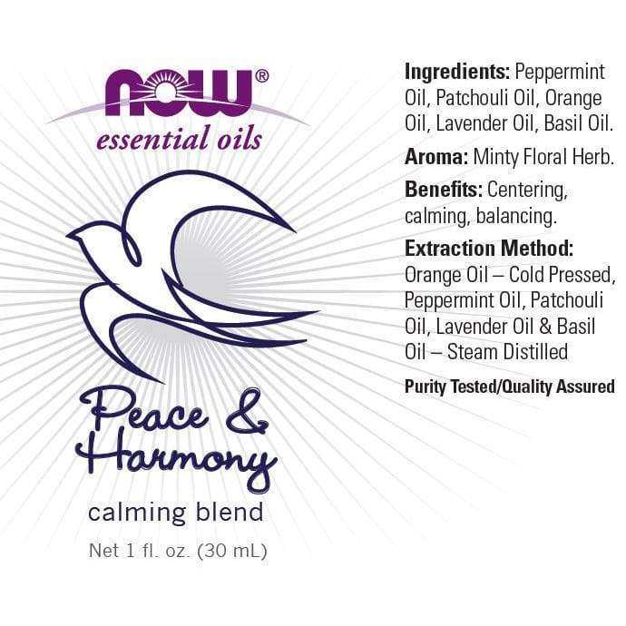 NOW Essential Oils Peace & Harmony -rauhoittava öljyseos; etiketissä korostuu violetti kyyhkyskuvitus keltaisella auringonsädetaustalla; etiketti mattapintainen, kiinnitetty lieriömäiseen pulloon; teksti groteskifontilla vaihtelevin painoin, osa lihavoitua tai väritettyä korostuksena; kuvassa erottuu vain tuotenimi ja öljyseoksen tiedot; ei ihmisiä, käsiä tai muuta rekvisiittaa; tuote keskitetty vaalealle taustalle.