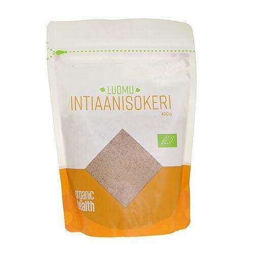 Organic Health Luomu Intiaanisokeri, 400 g; valkoinen ja oranssi uudelleensuljettava pussi mattapinnalla, kirkas suorakulmainen ikkuna näyttää vaaleanruskeaa raakasokeria; lihavoitua groteskitekstiä etiketissä; pakkaus pystyssä vaalealla taustalla; ei ihmisiä tai käsiä.