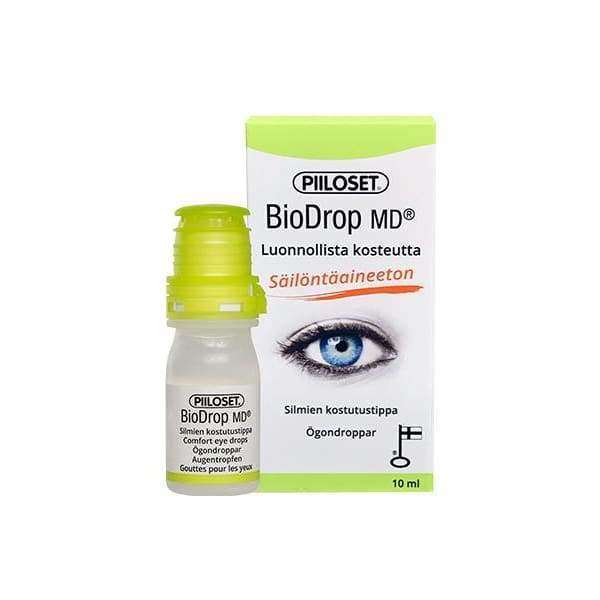 Piiloset BioDrop MD -silmätipat, 10 ml, sekä sen pakkaus; pakkauksessa kuva sinisestä silmästä ja suomenkielistä tekstiä tehokkaasta silmien kosteutuksesta; muovipullo valkoinen, uritettu korkki, sinistä typografiaa etiketissä; rasia valkoinen sinisin korostuksin, mattapinta, groteskifontti; vaalea tausta, ei ihmisiä tai käsiä.