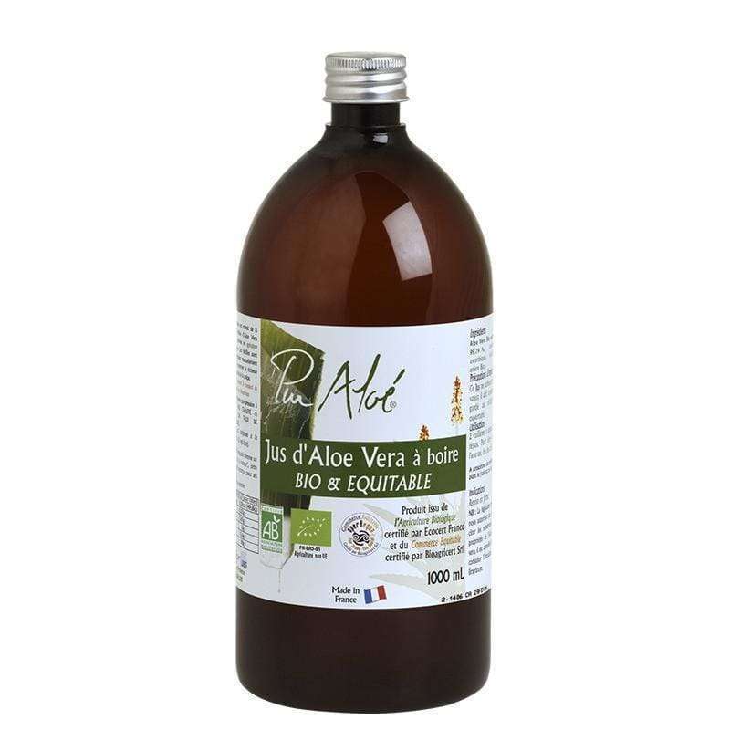 Pur Aloe Luomu Aloe Vera -juoma, 1000 ml; ruskea, kiiltäväpintainen ja sylinterimäinen pullo; valkoisessa etiketissä vihreää ja ruskeaa tekstausvapaata ranskankielistä tekstiä, teksti "Jus d'Aloe Vera à boire BIO & EQUITABLE"; luomusertifiointimerkkejä, pieni Ranskan lippu sekä maininta reilusta kaupasta; pullo seisoo pystyssä yksiväristä taustaa vasten, ei ihmisiä tai käsiä kuvassa.