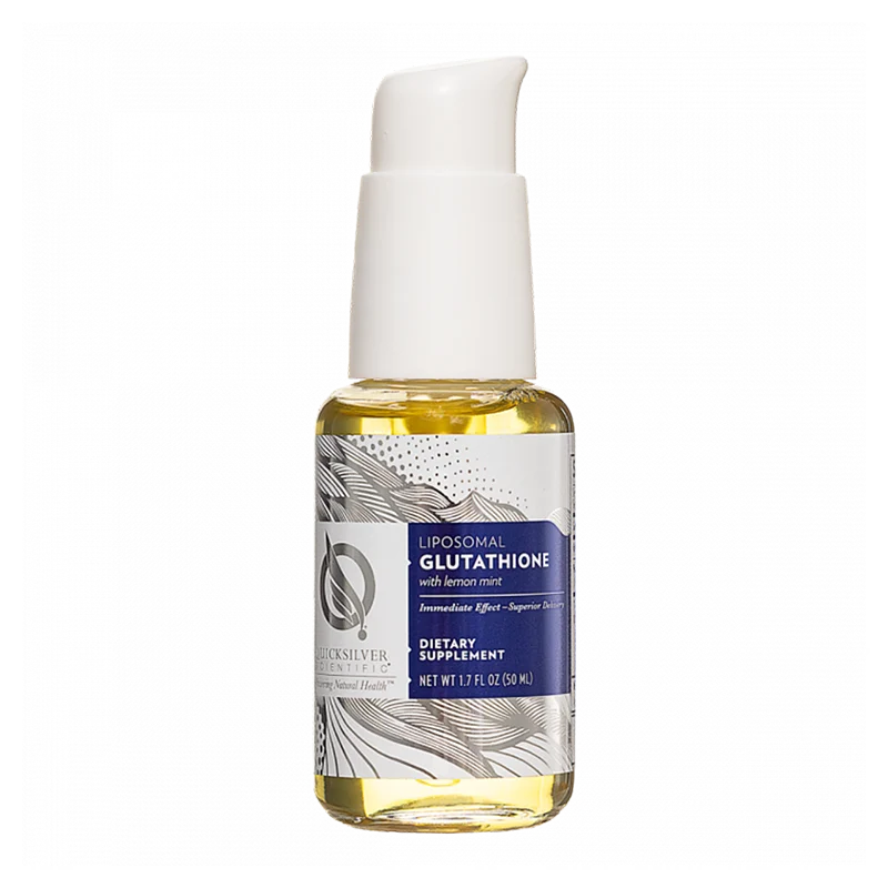Quicksilver Liposomal Glutathione; pullo Quicksilver Scientific Liposomal Glutathione -ravintolisää kätevällä pumppuannostelijalla, sisältää 50 ml kellertävää hyvin imeytyvää nestettä; sylinterinmuotoinen pullo mattapinnalla tummasävyisenä valkoisella etiketillä, mustaa groteskitekstiä ja värillisiä tehosteita; tuotenimi ja brändilogo selvästi näkyvissä; pelkistetty valkoinen tausta, ei ihmisiä tai käsiä kuvassa, tasaisesti valaistu lähikuva.