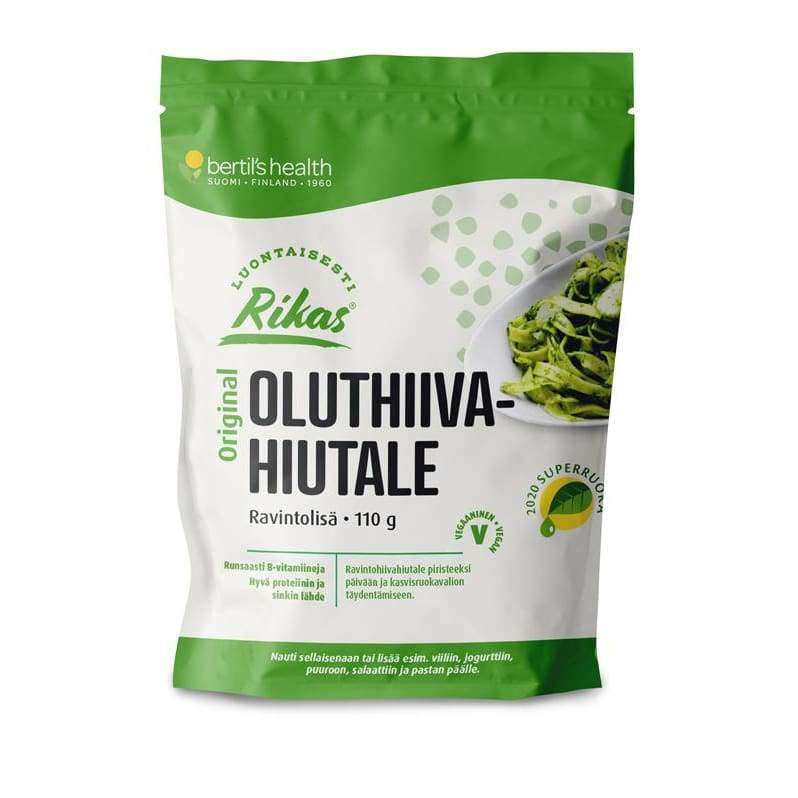 Rikas Original Oluthiivahiutale -pussi, 110 g, vihreä-valkoinen, suomenkielinen teksti, ravintosisältötaulukko ja kuva vihreistä hiutaleista oikeassa yläkulmassa; suorakulmainen mattapintainen pussi, lihavoitu groteskiteksti, viivakoodi ja ainesosaluettelo takana