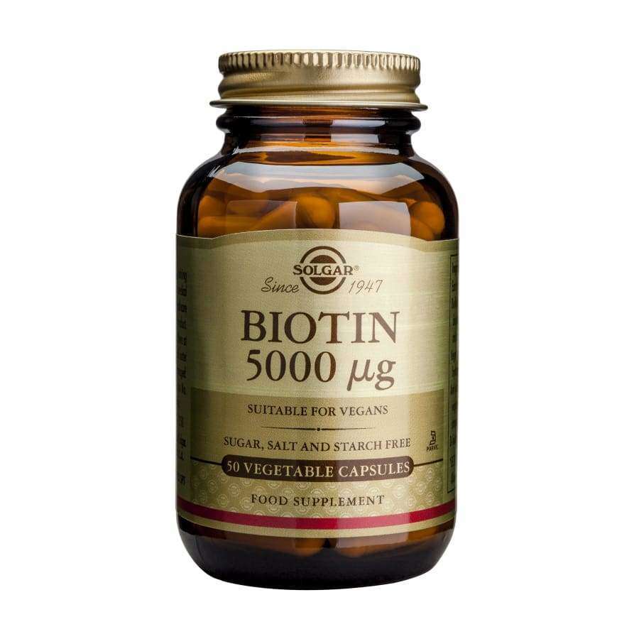 Solgar Biotin 5000 µg -pullo, ruskea lasipullo mattakultaisella muovikorkilla, sylinterimäinen muoto ja kiiltäväpintainen paperietiketti; etiketissä lihavoitua serif-tekstiä: Solgar Biotin 5000 µg, sopii vegaaneille, sisältää 50 kasviskapselia; etiketissä myös maininta sokerittomuudesta, suolattomuudesta ja tärkkelyksettömyydestä puhtaan ravintolisän etsijöille; vaalea tausta; ei ihmisiä tai käsiä näkyvissä; suora tuotekuva.