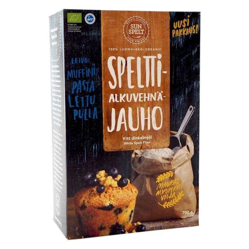 SunSpelt Luomu Puolikarkea Alkuvehnäjauho, 700 g; suomenkielistä tekstiä, etusivulla mustikkamuffinssi, kulhollinen jauhoa ja puulusikka; suorakulmainen, mattapintainen pahvipakkaus, pääosin valkoinen sinisin korostuksin; tuotenimi lihavoidulla groteskifontilla; ei ihmisiä tai käsiä; ei näkyvää taustaa pakkauksen ulkopuolella.