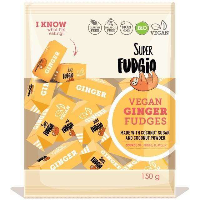 Superfudgio Luomu Inkiväärifudge; pussi Super Fudgio -vegaanisia inkiväärifudgeja, keltaisia yksittäin käärittyjä karkkeja; pakkaus mattapintainen pääosin keltaisen ja kermanvärisen sävyinen, useita kuvakkeita ilmaisevat vegaanisuutta, gluteenittomuutta, palmuöljyttömyyttä ja geenimuuntelemattomuutta sekä painon 150 g; tuotetyyppi ja brändinimi lihavoidulla groteskityypillä etuosassa; ei ihmisiä tai käsiä; kuvattu yhtenäistä valkoista taustaa vasten.