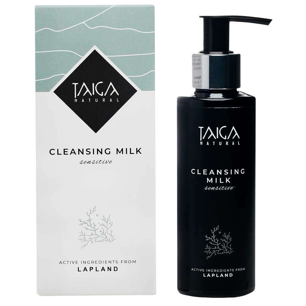 Taiga Cosmetics Puhdistusemulsio Herkälle Iholle; pullo ja rasia Taiga Natural Cleansing Milk -puhdistusemulsiota herkälle iholle, minimalistista musta-valkoista pakkausta Lapin inspiroimalla suunnittelulla sekä maininnoin rauhoittavista Lapin vaikuttavista ainesosista; molemmat mattapintaisia ja suorakulmaisia; etiketti yksinkertaista groteskitypografiaa; pakkauksen tausta valkoinen, ei ihmisiä tai toimintaa kuvassa.