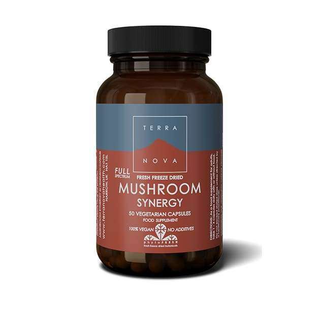 Terranova Mushroom Synergy -pullo, ruskea sylinterimäinen pullo mattapinnalla ja kierrekorkilla; etiketti tekstausvapaata typografiaa pääosin vihreä valkoisella tekstillä; "Terranova Mushroom Synergy" ja "50 vegetarian capsules" selvästi näkyvissä sekä maininnat vegaanisuudesta, lisäaineettomuudesta, pakastekuivauksesta ja ravintolisästä; tuote kuvattu yksinään yksinkertaista taustaa vasten studiotyylisessä kuvassa.