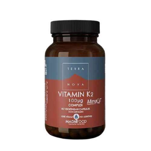 Terra Nova Vitamin K2 100 µg Complex, 50 kasviskapselia; ruskea, lieriömäinen pullo, mattapintainen paperietiketti; etiketissä valkoista ja vihreää groteskitekstiä, mainitaan vegaanisuus ja lisäaineettomuus sekä Magnifood-yhdistelmän logo alaosassa; ei ihmisiä näkyvissä; neutraali tausta, suoraviivainen tuotekuva.