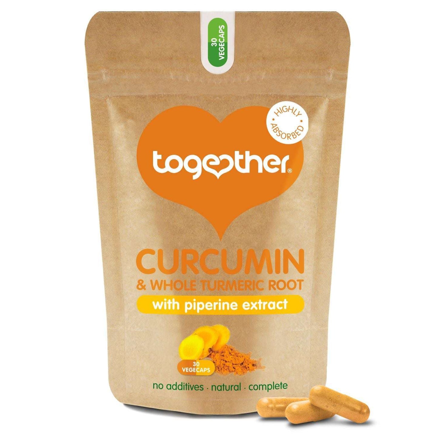 Together Health Curcumin Complex; ruskea mattapintainen joustopussi tekstillä "Curcumin & Whole Turmeric Root" piperiiniuutteella, pystyssä valkoisella taustalla; oranssi sydänlogo ja teksti luonnollisista ainesosista selkeällä groteskikirjasimella; vieressä kolme keltaista kapselia ja pieni kasa oranssia jauhetta, kaksi kapselia etureunalla.