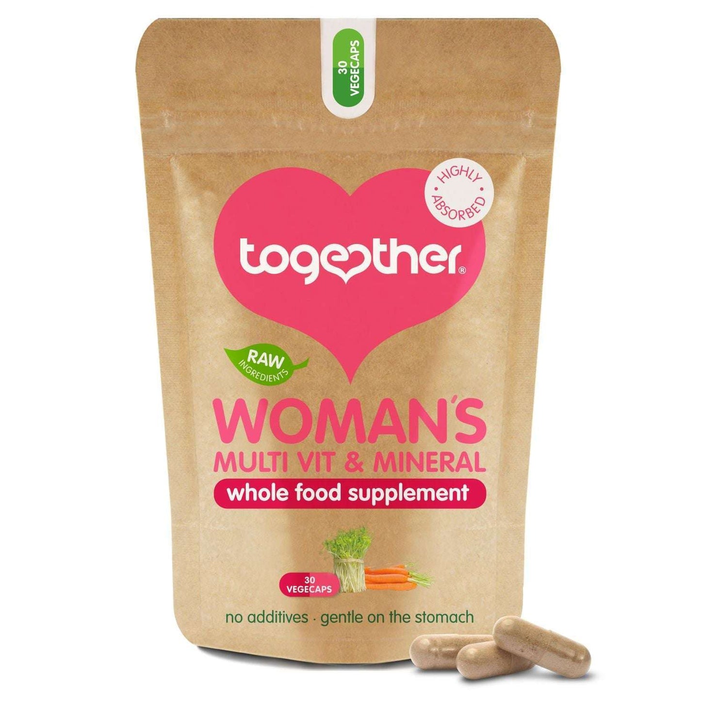 Together Health Woman's Multi; ruskea mattapintainen uudelleensuljettava pussi tekstillä "Together Woman's Multi Vit & Mineral Whole Food Supplement"; etiketissä selkeitä kuvia vihanneksista sekä tiivis teksti 30 kasviskapselista, raa'oista ainesosista ja mahalle lempeydestä; kaksi ruskehtavaa kapselia pussin edessä; vaalea tausta, ei ihmisiä tai käsiä kuvassa.