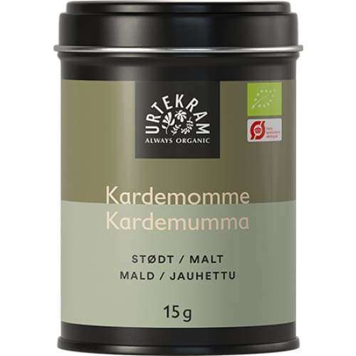 Urtekram Luomu Jauhettu Kardemumma; peltirasia tekstillä "Urtekram" luomukardemummaa, teksti useilla kielillä; lieriömäinen metallipurkki mustalla muovikannella, mattaharmaa ja oliivinvihreä väriteema rungossa; groteskityyppi tuotenimelle, "15g" selkeästi painettuna etuetikettiin; ei ihmisiä tai käsiä kuvassa; valkoinen studiotausta, suoraan edestä kuvattu tuotekuva.