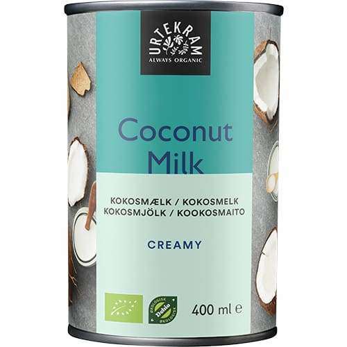 Urtekram Luomu Kookosmaito -tölkki, 400 ml; sylinterimäinen, kiiltäväpintainen metallitölkki tavallisella vetorengaskannella; etiketti kiertää tölkin ympäri vaaleansinisenä vihreällä osiolla, kuvina kokonaisia ja puolitettuja kookospähkinöitä; lihavoitua monikielistä tekstausvapaata tekstiä; kuvattu valkoista taustaa vasten, ei ihmisiä tai muita esineitä.