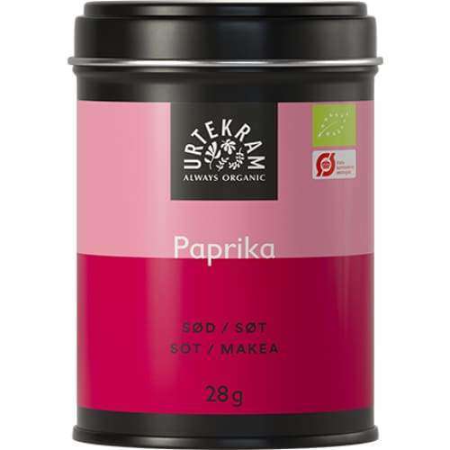Urtekram Luomu Makea paprika; 28 g peltirasia tekstillä "Urtekram" luomumakeaa paprikaa, vaaleanpunainen ja punainen etiketti tanskan-, norjan-, ruotsin- ja suomenkielisin tekstein sekä luomusertifiointimerkein; lieriömäinen metallipurkki mattapinnalla; tuotenimi painettu lihavoidulla groteskifontilla; tausta valkoinen; ei ihmisiä tai käsiä kuvassa.