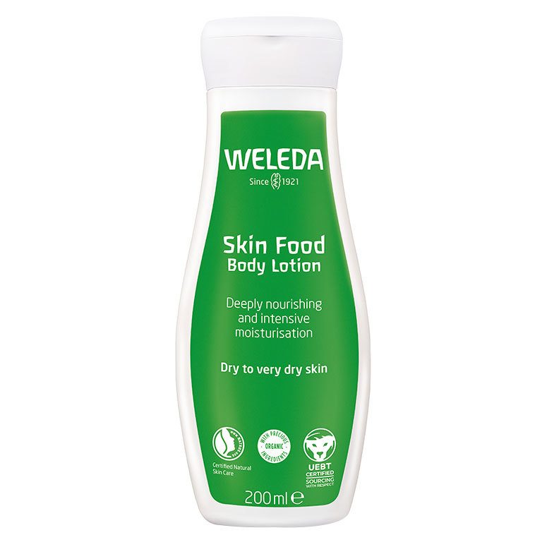 Weleda Skin Food Body Lotion; valkoinen, suorakulmainen ja pyöristettyreunainen muovipullo läppäkorkilla, etiketti vihreä ja mattapintainen; selkeä groteskiteksti kuivalle ja hyvin kuivalle iholle suunnitellusta, syvästi ravitsevasta ja kosteuttavasta voiteesta kasviuutteineen, 200 ml; neutraali tausta.