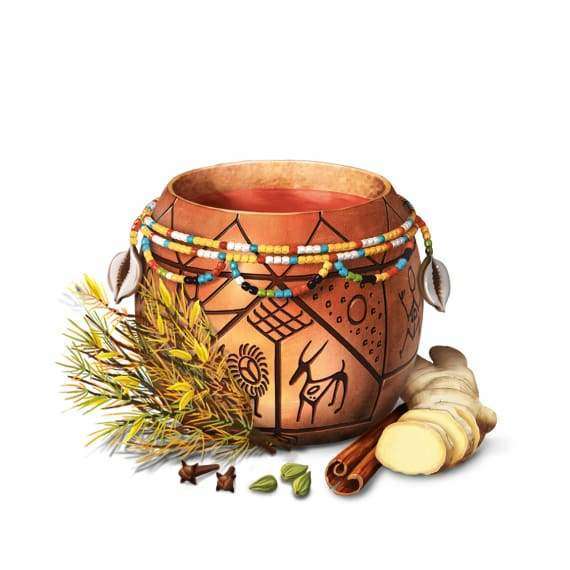YogiTea Luomu Rooibos tee; koristeltu savipannu helmi- ja maalauskuvioin sisältää tuoksuvaa teetä; pannu pyöreä, savea, mattapintainen; vierellä näkyvissä tuoreita inkiväärinviipaleita, useita kardemummapalkoja, neilikoita ja vihreitä lehtiä; ei etikettejä tai pakkausta; ei ihmisiä tai käsiä kuvassa; neutraali tausta ilman kuvioita; laaja tuotekuva, jossa kaikki elementit näkyvät kokonaan.