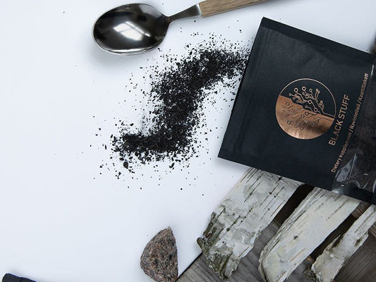 Black Stuff -pakurivalmiste pöydällä lusikan kanssa