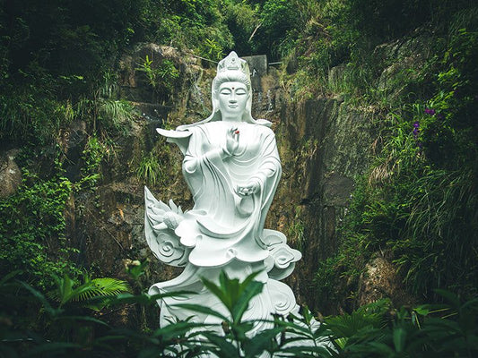 Buddha tarkoittaa valaistunutta, hereillä olevaa
