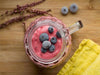 Mustikkainen smoothie lasituopissa