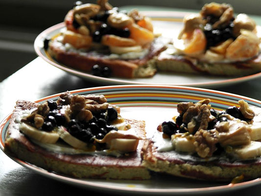 Proteiinipannukakun päälle voi laittaa esim. hedelmiä, marjoja, maitorahkaa ja maapähkinävoita