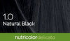 Biokap Nutricolor Delicato Kestoväri; lähikuva mustasta tukasta tekstillä 1.0 Natural Black päällä ja vihreä nauha alaosassa tekstillä nutricolor delicato, korostaen tuotteen rikasta väriä; tuotetyyppi ei täysin näkyvissä, tumma tukka esitetty yksityiskohtaisesti, matta ilme, pääteksti lihavoidulla valkoisella kirjasimella, vihreässä nauhassa valkoinen pienaakkosteksti, tausta tasainen ja tumma; ei ihmisiä tai käsiä.