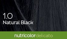 Biokap Nutricolor Delicato Kestoväri; lähikuva mustasta tukasta tekstillä 1.0 Natural Black päällä ja vihreä nauha alaosassa tekstillä nutricolor delicato, korostaen tuotteen rikasta väriä; tuotetyyppi ei täysin näkyvissä, tumma tukka esitetty yksityiskohtaisesti, matta ilme, pääteksti lihavoidulla valkoisella kirjasimella, vihreässä nauhassa valkoinen pienaakkosteksti, tausta tasainen ja tumma; ei ihmisiä tai käsiä.