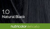Biokap Nutricolor Delicato Kestoväri; lähikuva mustasta tukasta tekstillä 1.0 Natural Black päällä ja vihreä nauha alaosassa tekstillä nutricolor delicato, korostaen tuotteen rikasta väriä; tuotetyyppi ei täysin näkyvissä, tumma tukka esitetty yksityiskohtaisesti, matta ilme, pääteksti lihavoidulla valkoisella kirjasimella, vihreässä nauhassa valkoinen pienaakkosteksti, tausta tasainen ja tumma; ei ihmisiä tai käsiä.