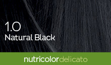 Biokap Nutricolor Delicato Kestoväri; lähikuva mustasta tukasta tekstillä 1.0 Natural Black päällä ja vihreä nauha alaosassa tekstillä nutricolor delicato, korostaen tuotteen rikasta väriä; tuotetyyppi ei täysin näkyvissä, tumma tukka esitetty yksityiskohtaisesti, matta ilme, pääteksti lihavoidulla valkoisella kirjasimella, vihreässä nauhassa valkoinen pienaakkosteksti, tausta tasainen ja tumma; ei ihmisiä tai käsiä.