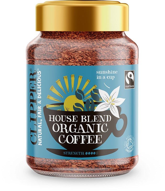Clipper House Blend Organic Coffee; sininen etiketti, jossa auringon- ja kahvikuppikuvituksia, Fairtrade- ja luomulogot sekä teksti "sunshine in a cup"; lasipurkki lieriömäinen, musta kierrekansi, mattapintainen; etiketissä valkoista ja keltaista groteskitekstiä; tuote pystyssä vaalealla taustalla, ei ihmisiä.