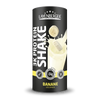3K Protein Shake Banana; musta ja valkoinen Layenberger 3K Protein Shake -purkki banaanin makuisena, kuvassa banaaniviipale ja lasi roiskuvaa proteiinishakea; purkki sylinterin muotoinen kiiltopinnalla; lihavoitu groteskikirjasin brändille ja ravintotiedoille; etiketissä luettavissa 24 g proteiinia annosta kohti, gluteeniton, runsasproteiininen; ei ihmisiä, tasainen tausta, tuotekuva edestä silmän korkeudelta.