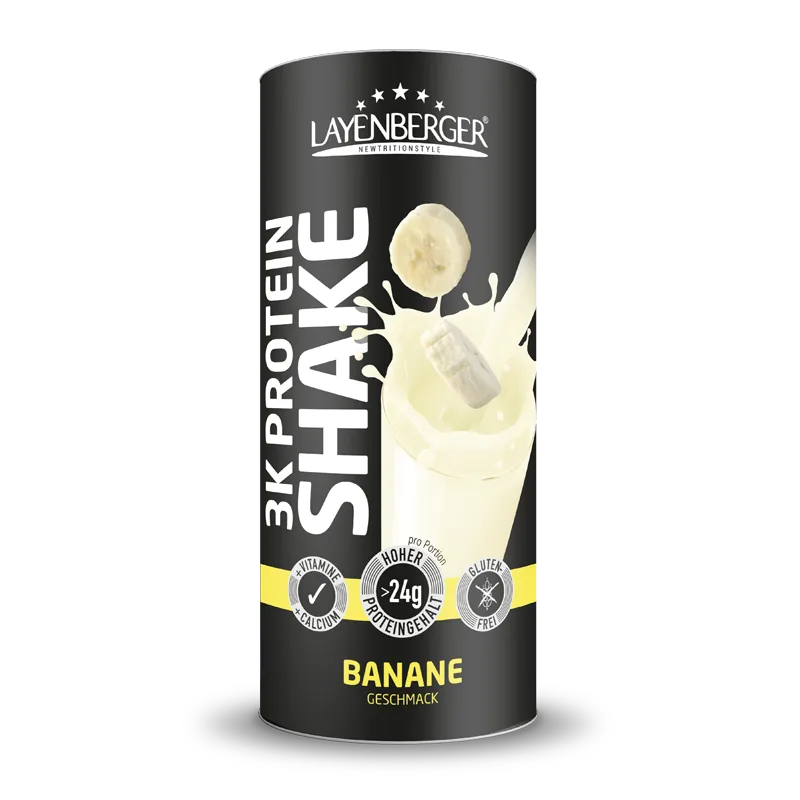 3K Protein Shake Banana; musta ja valkoinen Layenberger 3K Protein Shake -purkki banaanin makuisena, kuvassa banaaniviipale ja lasi roiskuvaa proteiinishakea; purkki sylinterin muotoinen kiiltopinnalla; lihavoitu groteskikirjasin brändille ja ravintotiedoille; etiketissä luettavissa 24 g proteiinia annosta kohti, gluteeniton, runsasproteiininen; ei ihmisiä, tasainen tausta, tuotekuva edestä silmän korkeudelta.